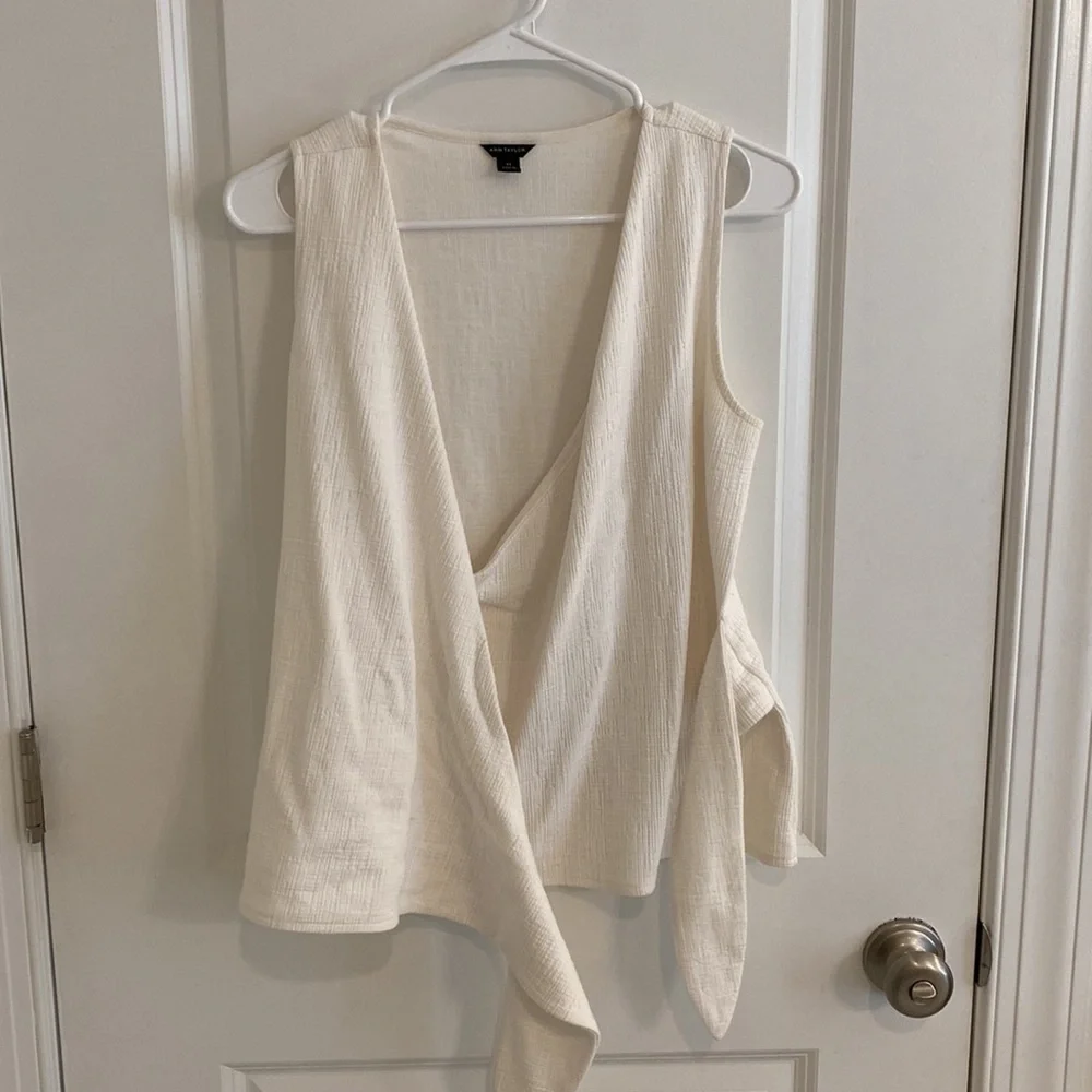 Ann Taylor Knot front top - Picture 5 of 5